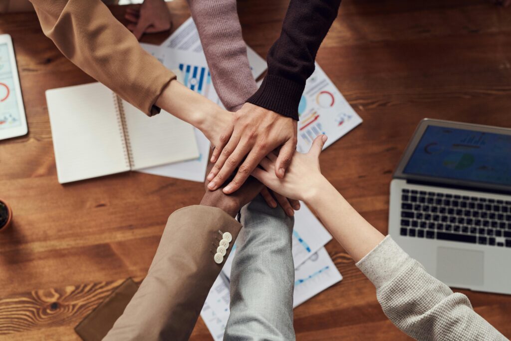 Goed projectmanagement draait niet om controle, maar om vertrouwen. Over ruimte geven, Laloux en de kracht van een team dat eigenaarschap neemt.